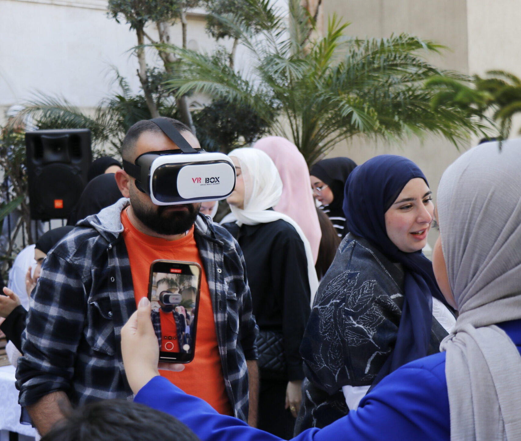 Students at USAL University experience virtual reality during a campus event, demonstrating their engagement with innovative technologies.