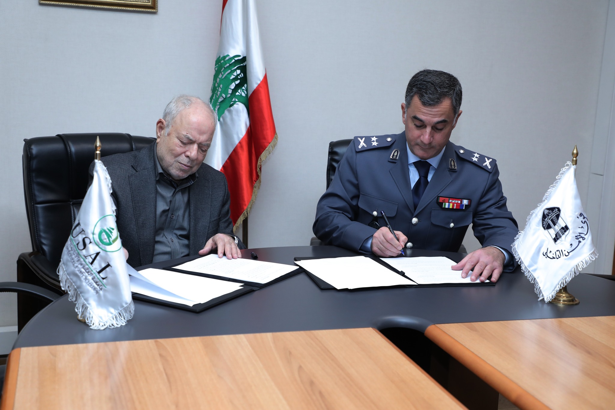 Officials from USAL University and industry partners signing an agreement to strengthen academic and industrial collaboration.